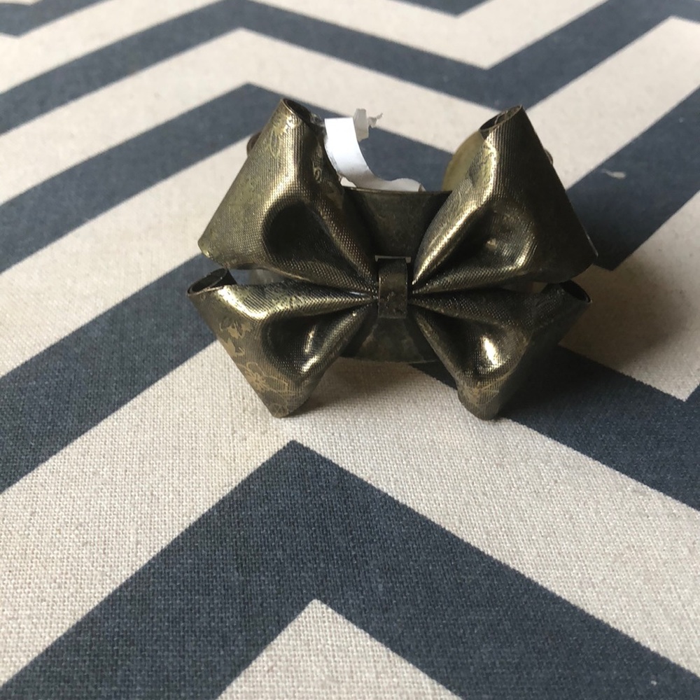 NWT! Icing gold metal bow cuff bracelet